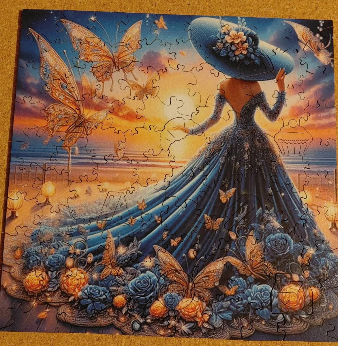 Papillon doré et fille robe bleue